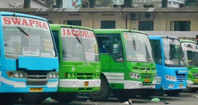 സ്വ​കാ​ര്യ ബ​സ് പ​ണി​മു​ട​ക്ക് തു​ട​ങ്ങി; വ​ല​ഞ്ഞ് യാ​ത്ര​ക്കാ​ർ