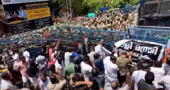 ആ​രോ​ഗ്യ​മ​ന്ത്രി​ക്കെ​തി​രേ ഇ​ന്നും വ്യാ​പ​ക പ്ര​തി​ഷേ​ധം; പ​ല​യി​ട​ത്തും മാ​ർ​ച്ചി​ൽ സം​ഘ​ർ​ഷം