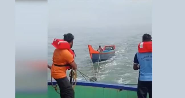 കോഴിക്കോട് കടലില്‍ കുടുങ്ങിയ മത്സ്യതൊഴിലാളികളെ രക്ഷപ്പെടുത്തി