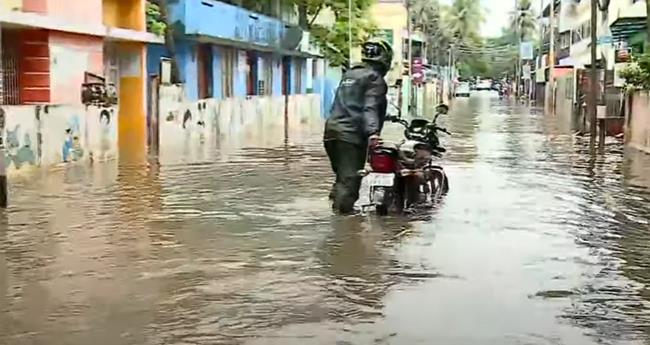 തോ​രാ​മ​ഴ; തി​രു​വ​ന​ന്ത​പു​ര​ത്തും കൊ​ച്ചി​യി​ലും വെ​ള്ള​ക്കെ​ട്ട്
