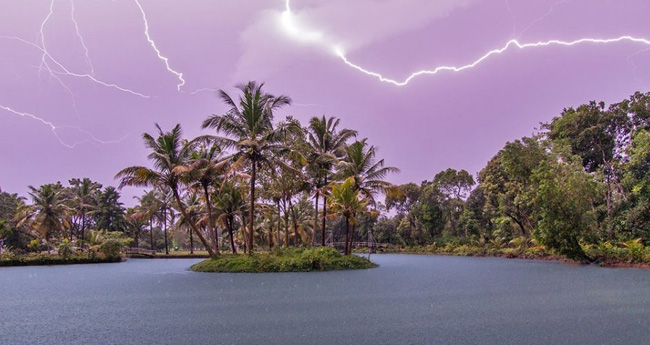 ഒ​റ്റ​പ്പെ​ട്ട ക​ന​ത്ത മ​ഴ​യ്ക്കു സാ​ധ്യ​ത; നാ​ലു ജി​ല്ല​ക​ളി​ൽ ഓ​റ​ഞ്ച് അ​ല​ർ​ട്ട്