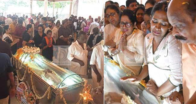 രാ​മ​ച​ന്ദ്ര​ന് വി​ട​ചൊ​ല്ലി നാ​ട്; ച​ങ്ങ​മ്പു​ഴ പാ​ര്‍​ക്കി​ലെ പൊ​തു​ദ​ർ​ശ​നം അ​വ​സാ​നി​ച്ചു, അ​ന്ത്യാ​ഞ്ജ​ലി അ​ർ​പ്പി​ച്ച് ആ​യി​ര​ങ്ങ​ൾ