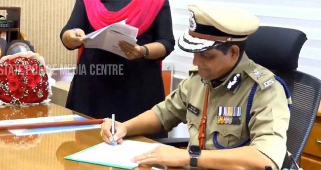 സം​സ്ഥാ​ന​ത്തെ പു​തി​യ പോ​ലീ​സ് മേ​ധാ​വി​യാ​യി റ​വാ​ഡ ച​ന്ദ്ര​ശേ​ഖ​ർ ചു​മ​ത​ല​യേ​റ്റു