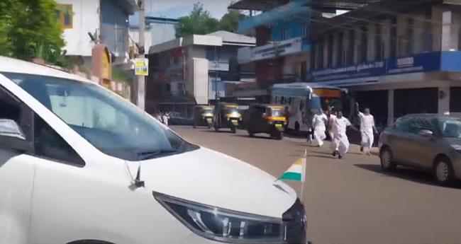 ക​ട്ട​പ്പ​ന​യി​ൽ മ​ന്ത്രി റോ​ഷി അ​ഗ​സ്റ്റി​നു​നേ​രെ ക​രി​ങ്കൊ​ടി വീ​ശി യൂ​ത്ത് കോ​ൺ​ഗ്ര​സ് പ്ര​വ​ർ​ത്ത​ക​ർ