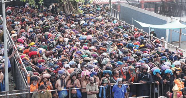 ശ​ബ​രി​മ​ല​യി​ൽ തി​ര​ക്ക് കു​റ​ഞ്ഞു; മ​ക​ര​വി​ള​ക്ക് ഒ​രു​ക്ക​ങ്ങ​ൾ വി​ല​യി​രു​ത്താ​ൻ ഇ​ന്ന് യോ​ഗം