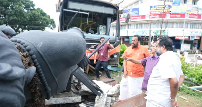 കെ​എ​സ്ആ​ർ​ടി​സി ബ​സി​ടി​ച്ച് ത​ക​ർ​ന്ന ശ​ക്ത​ന്‍റെ പ്ര​തി​മ ഗ​താ​ഗ​ത വ​കു​പ്പ് പു​നഃ​സ്ഥാ​പി​ക്കും
