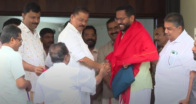 ഡോ. ​പി. സ​രി​നെ എ​കെ​ജി സെ​ന്‍റ​റി​ൽ സ്വീ​ക​രി​ച്ച് എം.​വി. ഗോ​വി​ന്ദ​ന​ൻ