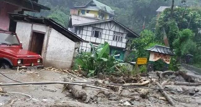 സി​ക്കി​മി​ല്‍ ക​ന​ത്ത മ​ഴ​യും മ​ണ്ണി​ടി​ച്ചി​ലും;​മൂ​ന്ന് പേ​ര്‍ മ​രി​ച്ചു