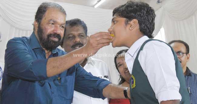 പ്ല​സ് വ​ൺ ക്ലാ​സു​ക​ൾ ആ​രം​ഭി​ച്ചു; വി​ദ്യാ​ർ​ഥി​ക​ളെ മ​ധു​രം​ന​ല്കി സ്വീ​ക​രി​ച്ച് മ​ന്ത്രി ശി​വ​ന്‍​കു​ട്ടി