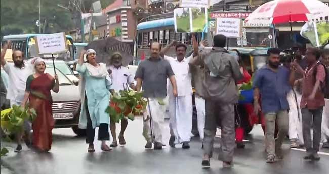 തൃ​ശൂ​രി​ലെ വെ​ള്ള​ക്കെ​ട്ട്: കു​ള​വാ​ഴ​ക​ളു​മാ​യി കോ​ർ​പ്പ​റേ​ഷ​നി​ലേ​ക്ക് പ്ര​തി​പ​ക്ഷ പ്ര​തി​ഷേ​ധം