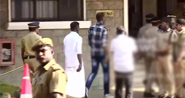 യാ­​തൊ​രു കു­​റ്റ­​ബോ­​ധവു­​മി​ല്ല; ടി.​പി.​വ­​ധ­​ക്കേ­​സ്  പ്ര­​തി കെ.​സി.​രാ­​മ­​ച­​ന്ദ്ര­​നെ­​തി­​രേ­ ജ­​യി­​ല­​ധി­​കൃ­​ത­​രു­​ടെ റി­​പ്പോ​ര്‍­​ട്ട്