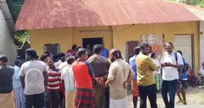 ക​ഠി​നം​കു​ള​ത്ത് വീ​ട്ടി​നു​ള്ളി​ൽ യു​വ​തി ക​ഴു​ത്തി​ല്‍ കു​ത്തേ​റ്റ് മ​രി​ച്ച​നി​ല​യി​ല്‍; സു​ഹൃ​ത്തി​നാ​യി തി​ര​ച്ചി​ൽ