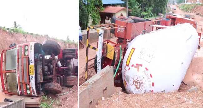 ക​ന​ത്ത മ​ഴ​യി​ൽ ട​യ​ർ മ​ണ്ണി​ൽ താ​ഴ്ന്നു; തി​രു​വ​ന​ന്ത​പു​ര​ത്ത് ഗ്യാ​സ് ടാ​ങ്ക​ർ മ​റി​ഞ്ഞു