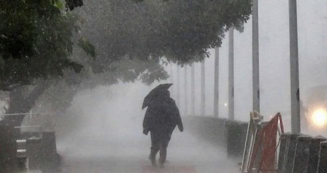 ത​മി​ഴ്നാ​ട്ടി​ൽ ക​ന​ത്ത മ​ഴ തു​ട​രു​ന്നു: തെ​ക്ക​ൻ ജി​ല്ല​ക​ളി​ൽ റെ​ഡ് അ​ല​ർ​ട്ട്