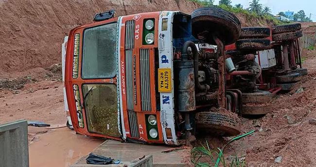 മം​ഗ​ല​പു​ര​ത്ത് പാ​ച​ക​വാ​ത ടാ​ങ്ക​ര്‍ മ​റി​ഞ്ഞു