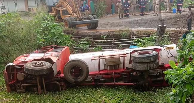 നി​യ​ന്ത്ര​ണം​വി​ട്ട ഇ​ന്ധ​ന ടാ​ങ്ക​ര്‍ ലോ​റി ച​തു​പ്പി​ലേ​ക്ക് മ​റി​ഞ്ഞു