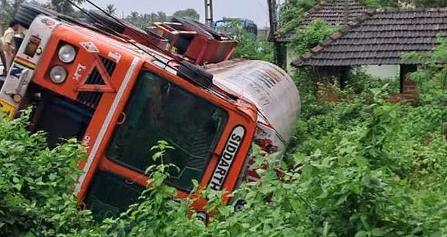 മ​റി​ഞ്ഞ എ​ൽ​പി​ജി ടാ​ങ്ക​റി​ൽ​നി​ന്ന് വാ​ത​ക ചോ​ർ​ച്ച; അര​കി​ലോ​മീ​റ്റ​ർ പ​രി​ധി​യി​ലു​ള്ള ആ​ളു​ക​ളെ ഒ​ഴി​പ്പി​ക്കു​ന്നു