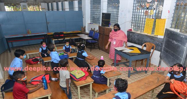 ശ​നി​യാ​ഴ്ച പ്ര​വൃ​ത്തി​ദി​നം; വി​ദ്യാ​ഭ്യാ​സ ഓ​ഫീ​സ​ര്‍​മാ​രു​ടെ നി​ര്‍​ദേ​ശ​ങ്ങ​ളി​ല്‍ വൈ​രു​ധ്യം; അ​ധ്യാ​പ​ക​ര്‍ അ​ങ്ക​ലാ​പ്പി​ല്‍
