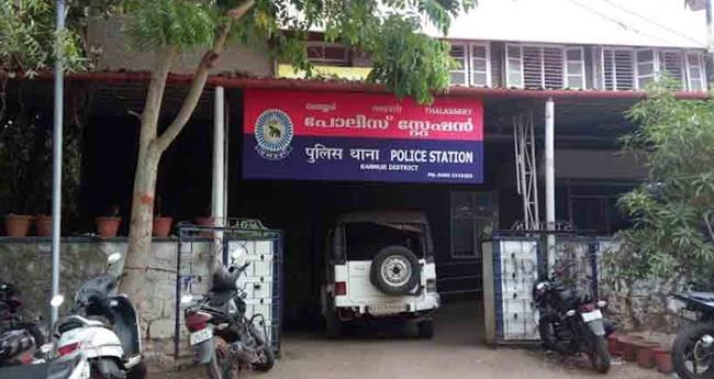 തോ​ക്ക് ന​ന്നാ​ക്കു​ന്ന​തി​നി​ടെ പോലീസുകാരന്‍റെ കയ്യിൽ നിന്ന് വെടി പൊട്ടി; വ​നി​താ ഉ​ദ്യോ​ഗ​സ്ഥ​യ്ക്ക് പ​രി​ക്ക്
