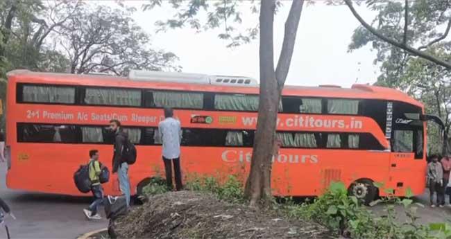 ടൂ​റി​സ്റ്റ് ബ​സ് കു​ടു​ങ്ങി; താ​മ​ര​ശേ​രി ചു​ര​ത്തി​ല്‍ ഗ​താ​ഗ​തം ത​ട​സ​പ്പെ​ട്ട​ത് മ​ണി​ക്കൂ​റു​ക​ള്‍