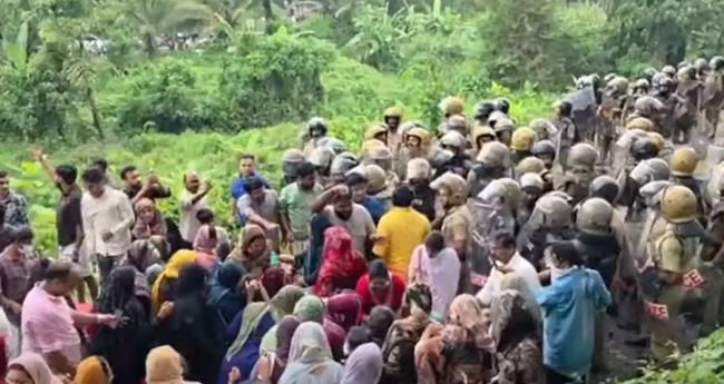 താ​മ​ര​ശേ​രി​യി​ല്‍ അ​റ​വ് മാ​ലി​ന്യ സം​സ്‌​ക​ര​ണ കേ​ന്ദ്ര​ത്തി​നെ​തി​രെ ന​ട​ന്ന പ്ര​തി​ഷേ​ധ​ത്തി​ല്‍ സം​ഘ​ര്‍​ഷം; പ്ര​തി​ഷേ​ധ​ക്കാ​ർ ഫാ​ക്ട​റി​ക്ക് തീ​യി​ട്ടു