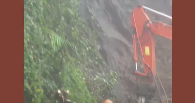 താ​മ​ര​ശേ​രി ചു​ര​ത്തി​ൽ വീ​ണ്ടും മ​ണ്ണി​ടി​ച്ചി​ൽ; റോ​ഡ് ഗ​താ​ഗ​ത യോ​ഗ്യ​മാ​ക്കു​ന്ന​ത് വൈ​കും