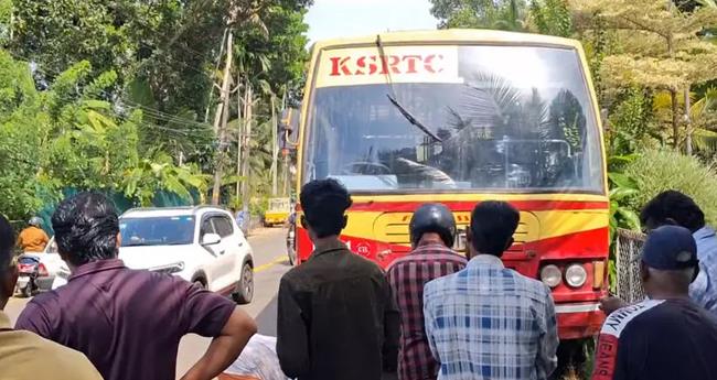 തി​രു​വ​ല്ല​യി​ൽ കെ​എ​സ്ആ​ർ​ടി​സി ബ​സ് പാ​ഞ്ഞു​ക​യ​റി അ​പ​ക​ടം; മൂ​ന്ന് വി​ദ്യാ​ർ​ഥി​ക​ൾ​ക്ക് പ​രി​ക്ക്