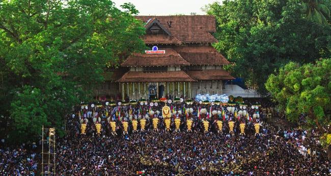 തൃ​ശൂ​ര്‍ പൂ​രം പാ​ട​ത്ത് ന​ട​ത്തേ​ണ്ടി വ​രും; ഹൈ​ക്കോ​ട​തി മാ​ർ​ഗ​രേ​ഖ​യ്ക്കെ​തി​രേ തി​രു​വ​മ്പാ​ടി ദേ​വ​സ്വം