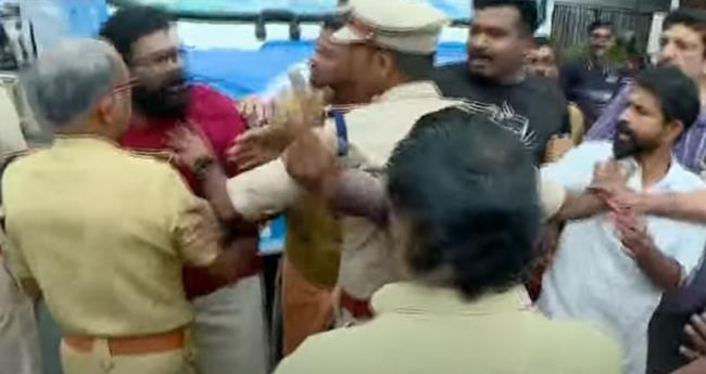തൃ​ശൂ​രി​ല്‍ യു​വാ​വി​ന്‍റെ ജീ​വ​നെ​ടു​ത്ത് റോ​ഡി​ലെ കു​ഴി; സ്ഥ​ല​ത്ത് പ്ര​തി​ഷേ​ധം