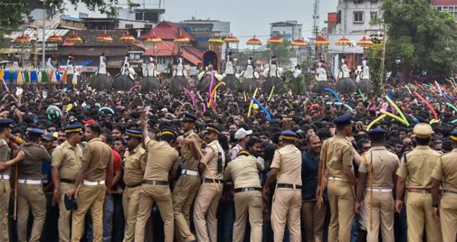 തൃ​ശൂ​ർ പൂ​ര​ത്തി​ലെ പോ​ലീ​സ് ഇ​ട​പെ​ട​ൽ; ഹൈ​ക്കോ​ട​തി വി​ശ​ദീ​ക​ര​ണം തേ​ടി