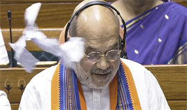 അമിത് ഷായ്ക്കു നേരേ ബില്ലുകൾ കീറിയെറിഞ്ഞു