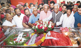 കാ​ന​ത്തി​ന് അ​ന്ത്യാ​ഭി​വാ​ദ്യ​മ​ർ​പ്പി​ച്ച് ആ​യി​ര​ങ്ങ​ൾ