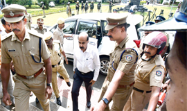 കേ​ര​ള സ​ര്‍​വ​ക​ലാ​ശാ​ലയിൽ പോ​രി​ന് ശമനം