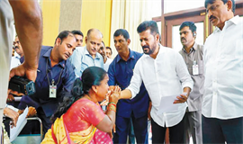 ര​ണ്ടാം​ദി​നം ജ​ന​സ​ന്പ​ർ​ക്ക​വു​മാ​യി രേ​വ​ന്ത്