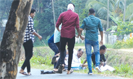 ന​​​​വ​​​​കേ​​​​ര​​​​ള ബസിനു നേരേ ഷൂ ഏറ്,  കരിങ്കൊടി