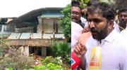 ര​ക്ഷാ​പ്ര​വ​ർ​ത്ത​നം വൈ​കി, ആ​ളൊ​ഴി​ഞ്ഞ കെ​ട്ടി​ട​മെ​ന്ന് തെ​റ്റി​ദ്ധ​രി​പ്പി​ച്ചു: പ്ര​തി​ഷേ​ധ​വു​മാ​യി ചാ​ണ്ടി ഉ​മ്മ​ൻ എം​എ​ൽ​എ