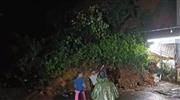 കു​റ്റ്യാ​ടി ചു​ര​ത്തി​ൽ മ​ണ്ണി​ടി​ച്ചി​ൽ; ഗ​താ​ഗ​തം പൂ​ർ​ണ​മാ​യും ത​ട​സ​പ്പെ​ട്ടു