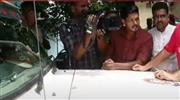 യൂ​ത്ത് കോ​ണ്‍​ഗ്ര​സ് നേ​താ​ക്ക​ളു​ടെ അ​റ​സ്റ്റ്; പോ​ലീ​സ് വാ​ഹ​നം ത​ട​ഞ്ഞ് പ്ര​വ​ര്‍​ത്ത​ക​ര്‍