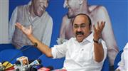 മു​ഖ്യ​മ​ന്ത്രി എ​ട്ടു​കാ​ലി മ​മ്മൂ​ഞ്ഞ്, വ​ല്ല​വ​രും ചെ​യ്ത​തി​ന്‍റെ പി​തൃ​ത്വം ഏ​റ്റെ​ടു​ക്കു​ന്നു: സ​തീ​ശ​ൻ