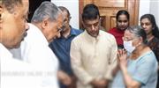 വി​എ​സി​നെ കാ​ണാ​ൻ വേ​ലി​ക്ക​ക​ത്തെ വീ​ട്ടി​ലെ​ത്തി മു​ഖ്യ​മ​ന്ത്രി