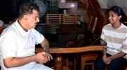 വോ​ട്ട് അ​ഭ്യ​ർ​ഥ​ന; വി.​വി.​പ്ര​കാ​ശി​ന്‍റെ വീ​ട്ടി​ലെ​ത്തി അ​ൻ​വ​ർ