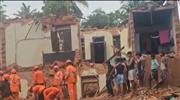 കൊ​ട​ക​ര​യി​ൽ പ​ഴ​യ ഇ​രു​നി​ല കെ​ട്ടി​ടം ഇ​ടി​ഞ്ഞു​വീ​ണു; മൂ​ന്ന് അ​ന്യ​സം​സ്ഥാ​ന തൊ​ഴി​ലാ​ളി​ക​ൾ കു​ടു​ങ്ങി​ക്കി​ട​ക്കു​ന്നു