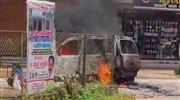 ഓ​ടി​ക്കൊ​ണ്ടി​രു​ന്ന കാ​റി​ന് തീ​പി​ടി​ച്ചു; യാ​ത്ര​ക്കാ​ർ ര​ക്ഷ​പ്പെ​ട്ട​ത് ത​ല​നാ​രി​ഴ​യ്ക്ക്