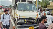 നി​യ​ന്ത്ര​ണം വി​ട്ട ലോ​റി സ്കൂ​ട്ട​റി​ൽ ഇ​ടി​ച്ചു; ര​ണ്ടു​പേ​ർ​ക്ക് ദാ​രു​ണാ​ന്ത്യം