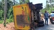 ടി​പ്പ​ർ ലോ​റി മ​റി​ഞ്ഞു; ഡ്രൈ​വ​ർ ഉ​ൾ​പ്പെ​ടെ ര​ണ്ടു​പേ​ർ​ക്ക് പ​രി​ക്ക്