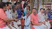 ഇ​തൊ​ന്നും എം​പി​യു​ടെ ജോ​ലി​യ​ല്ല; നി​വേ​ദ​നം ന​ൽ​കാ​ൻ​വ​ന്ന വ​യോ​ധി​ക​നെ മ​ട​ക്കി അ​യ​ച്ച് സു​രേ​ഷ് ഗോ​പി