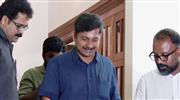 വോട്ട് ചോദിച്ചില്ല;  എം.​സ്വ​രാ​ജ് വി.​വി.​പ്ര​കാ​ശ​ന്‍റെ വീ​ട് സ​ന്ദ​ർ​ശി​ച്ചു
