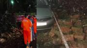 കോ​ഴി​ക്കോ​ട് മെ​ഡി​ക്ക​ൽ കോ​ള​ജി​ന്‍റെ സം​ര​ക്ഷ​ണ​ഭി​ത്തി ഇ​ടി​ഞ്ഞു വീ​ണു; വാ​ഹ​ന​ങ്ങ​ൾ ത​ക​ർ​ന്നു