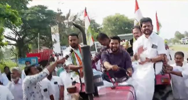 ക​ര്‍​ഷ​ക പ്ര​ശ്‌​നം; പാ​ല​ക്കാ​ട്ട് ട്രാ​ക്ട​ര്‍ മാ​ര്‍​ച്ചു​മാ​യി യു​ഡി​എ​ഫ്