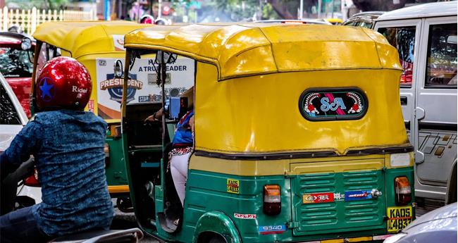 നാ​ല് ദി​വ​സ​മാ​യി ഗ​താ​ഗ​ത​ക്കു​രു​ക്ക് തു​ട​രു​ന്നു; ഡൽഹി-​കൊ​ൽ​ക്ക​ത്ത ഹൈ​വേ​യി​ൽ കു​ടു​ങ്ങി​ക്കി​ട​ക്കു​ന്നത് നൂ​റു​ക​ണ​ക്കി​ന് വാ​ഹ​ന​ങ്ങ​ൾ
